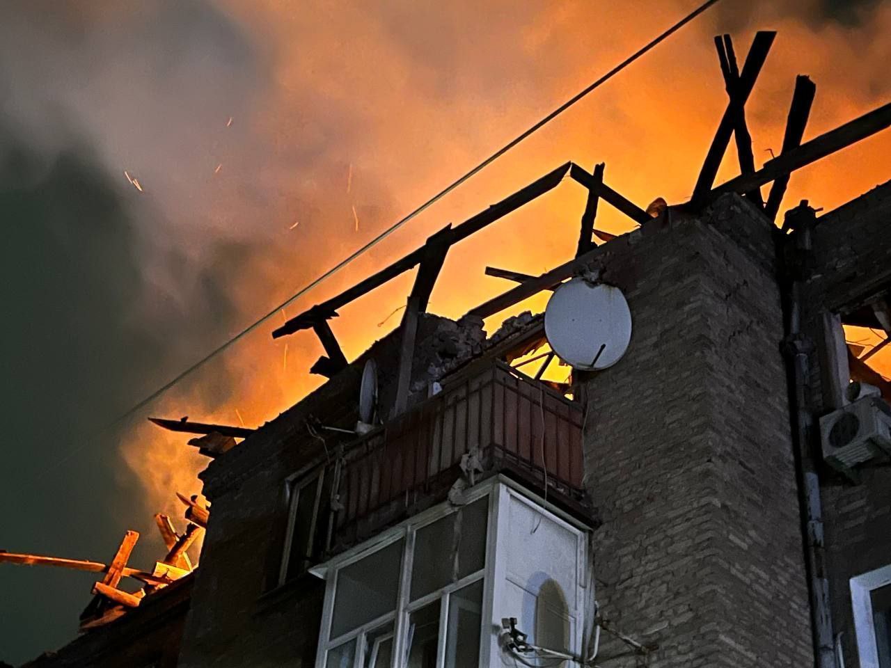 Росіяни масовано вдарили дронами по Кам'янському: восьмеро постраждалих